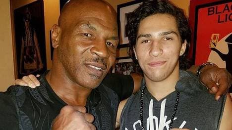 Nico Ali Walsh bei einer Begegnung mit Mike Tyson
