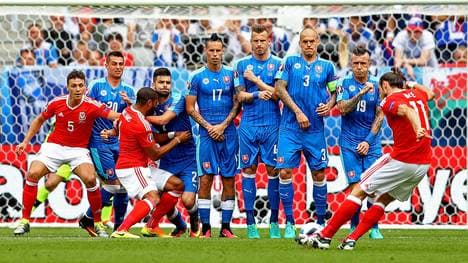 Gareth Bale (r.) zirkelte einen Freistoß ins slowakische Tor