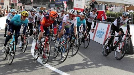 Peter Sagan (Mitte, im weißen Trikot) musste sich einer Herzuntersuchung unterziehen