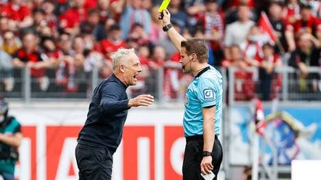 Trainer Christian Streich vom SC Freiburg ging bereits während der Partie gegen Union Berlin auf Konfrontationskurs mit Schiedsrichter Felix Brych - und sah auch Gelb