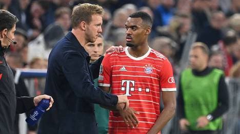 Ryan Gravenberch im Gespräch mit Trainer Julian Nagelsmann