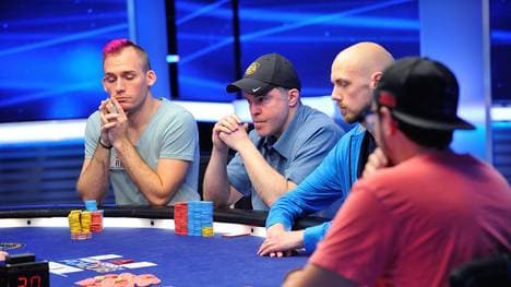 Cary Katz (2.v.l.) setzte sich im Heads-Up gegen Justin Bonomo (l.) durch