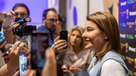 Rafaela Pimenta (r.) ist mittlerweile die mächtigste Frau im Weltfußball