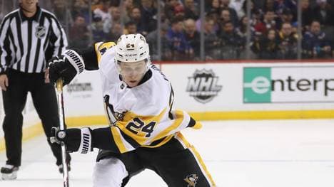 NEW YORK, NEW YORK - NOVEMBER 07: Dominik Kahun #24 of the Pittsburgh Penguins skates against the New York Islandersat the Barclays Center on November 07, 2019 in the Brooklyn borough of New York City. (Photo by Bruce Bennett/Getty Images)