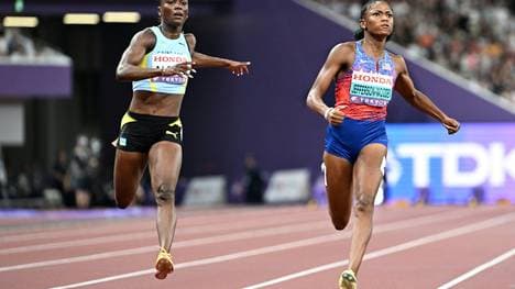 Melissa Jefferson-Wooden (r.) schlägt Alfred