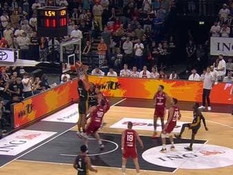 Die deutsche Basketball-Nationalmannschaft sichert sich in Hamburg im Finale gegen Kroatien den Supercup-Titel. Dennis Schröder tut sich schwer und sorgt für eine Schrecksekunde - macht dann aber den Deckel drauf. Ein Bayern-Profi trumpft mächtig auf.