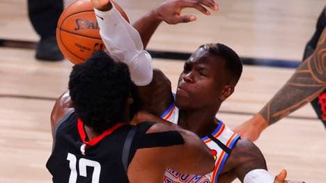 Dennis Schröder von den Oklahoma City Thunder im Duell mit Rockets-Superstar James Harden