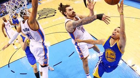 Stephen Curry (r.) kassierte mit den Warriors eine böse Klatsche
