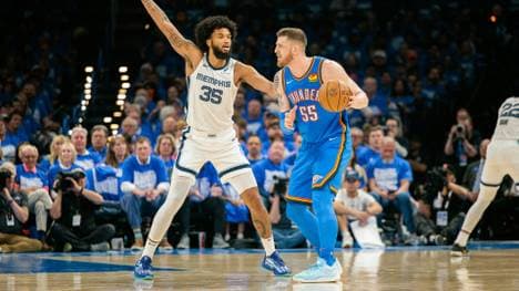 Isaiah Hartenstein (r.) stürmt mit OKC ins Playoff-Viertelfinale der NBA