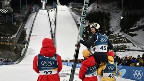 Philipp Raimund feiert seinen Olympiasieg mit seinen Teamkollegen