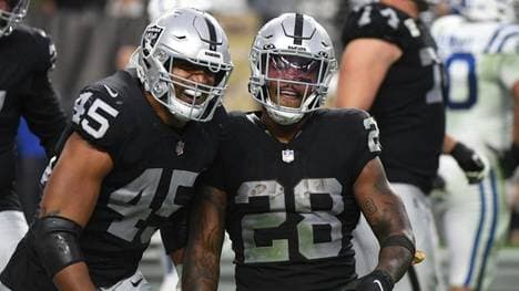 Johnson (l.) erhält wohl neuen Vertrag bei den Raiders