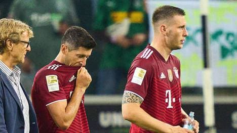 Auch Robert Lewandowski (M.) war trotz seines Tores in Gladbach nicht so richtig zufrieden mit dem Saisonstart des FC Bayern