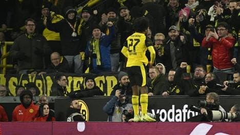 Adeyemi bejubelt sein Tor gegen Stuttgart
