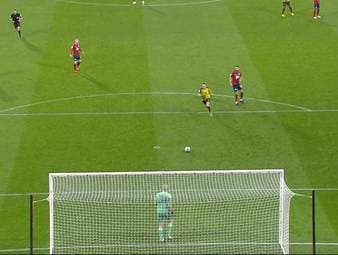 Huddersfield-Torwart Ryan Schofield glänzt gegen Watford gleich mehrfach mit starken Paraden. Dann aber verfällt er in einen folgenschweren Sekundenschlaf.