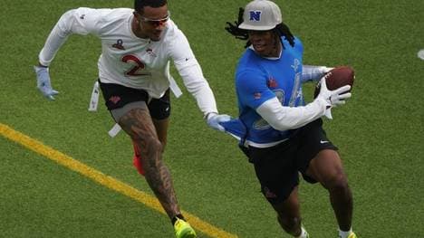 NFL-Stars wie Jahmyr Gibbs (r.) von den Detroit Lions könnten bei Olympia im Flag Football antreten. Diese Variante wird u.a. bei den Pro Bowl Games gespielt