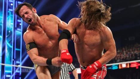 Roderick Strong (l.) feierte 2019 bei WWE einen großen Sieg über AJ Styles (r.) und Shinsuke Nakamura