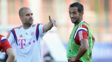 Medhi Benatia (r., mit Pep Guardiola) kam 2014 zum FC Bayern