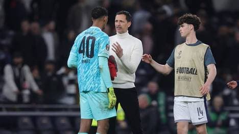 Frankfurt-Trainer Dino Toppmöller (m.) ist voll des Lobes für Keeper Kaua Santos (l.)