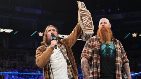 WWE-Champion Daniel Bryan (l., mit Erick Rowan) trägt nun einen Titelgürtel aus Hanf