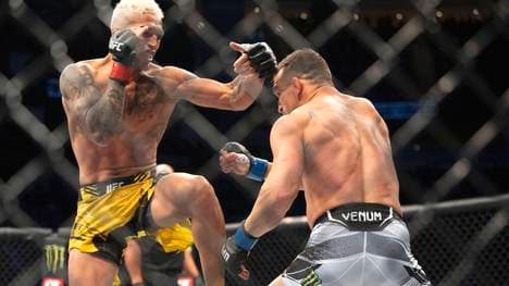 Charles Oliveira (l.) ist neuer Leichtgewichts-Champion