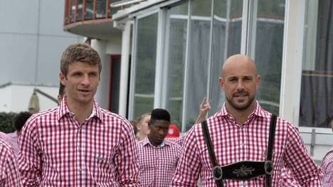 Thomas Müller (l.) spielte in der Saison 2014/15 mit Pepe Reina (r.) zusammen