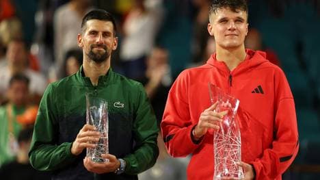 Novak Djokovic (l.), besiegt von Jakub Mensik