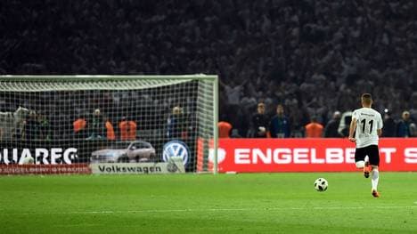 Mijat Gacinovic lief 2018 auf das leere Bayern-Tor zu, um das 3:1 zu erzielen