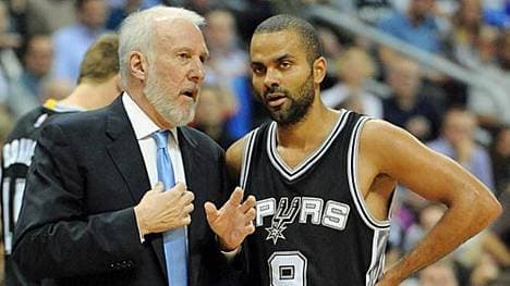 San Antonios Trainerlegende Gregg Popovich holt sich Parker und bespricht mit dem Point Guard, wie den wackeren Berlinern beizukommen ist