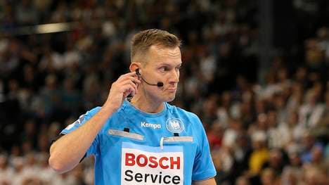 Für Tobias Tönnies war das Spitzenspiel der HBL zwischen Kiel und Hannover vorzeitig beendet