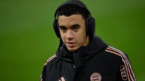 Jamal Musiala trägt Kopfhörer