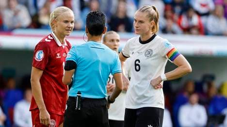 Pernille Harder (l.) und Janina Minge (r.) im Gespräch mit Schiedsrichterin Catarina Campos