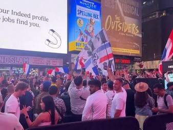 Auch am Times Square in New York ist die WM-Euphorie endgültig angekommen. Die Fanlager der französischen, argentinischen und algerischen Nationalmannschaften lieferten sich in Manhattan ein Fanduell.