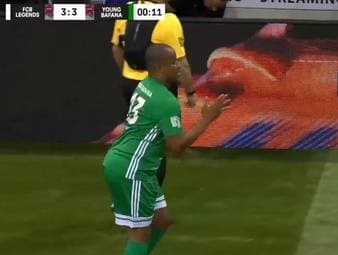 Paulo Sérgio rettet Young Bafana beim Telekom Star Kick in letzter Sekunde das 3:3 gegen die FC Bayern Legends - und führt vor Freude einen kleinen Tanz auf.