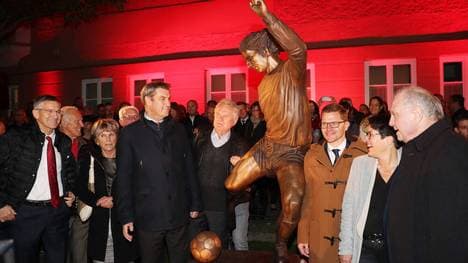 Am Donnerstag wurde in Nördlingen eine Statue zu Ehren von Gerd Müller enthüllt