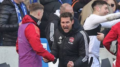 Miroslav Klose jubelt über Nürnbergs späten Siegtreffer 