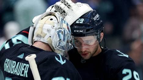 Philipp Grubauer (l.) und Co. bleiben im Rennen