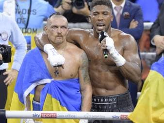 Anthony Joshua verliert auch seinen zweiten Kampf gegen Oleksandr Usyk. Während er sich im Ring recht wacker schlägt, legt er nach dem Kampf einen bizarren Auftritt hin.