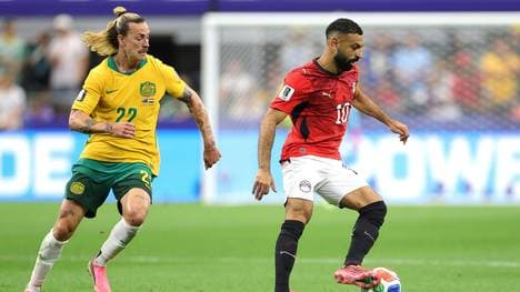 Mohamed Salah (r.) im Duell mit Jackson Irvine