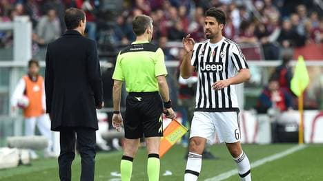 Sami Khedira (r.) sieht im Derby die Rote Karte