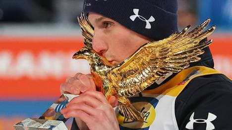 Domen Prevc mit der Siegertrophäe der Vierschanzentournee