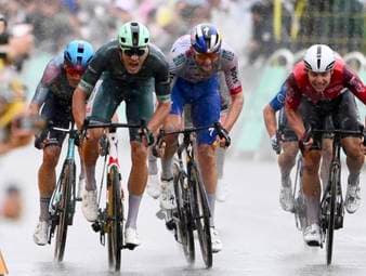 Sprint-Star Jonathan Milan gewinnt die 17. Etappe der Tour de France. Wieder einmal kommt es kurz vor dem Ziel zu einem Massensturz.