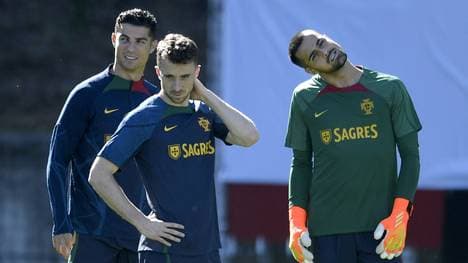 Cristiano Ronaldo (l.) trauert um Diogo Jota (M.)