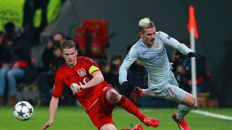 Lars Bender von Bayer Leverkusen in der Champions League im Zweikampf mit Antoine Griezmann von Atletico Madrid