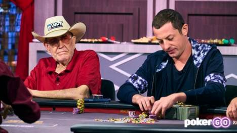 Auch mit 88 Jahren pokert Doyle Brunson noch gegen die junge Generation (rechts: Tom Dwan)