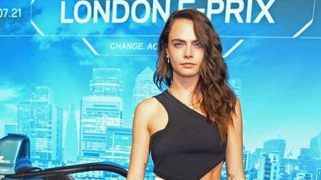 Cara Delevigne nahm in einem Formel-E-Auto Platz