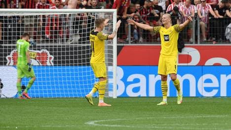 Marco Reus (l.) und Erling Haaland bejubeln den BVB-Sieg in Leverkusen