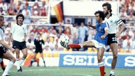 Der Ex-Fußballspieler Manfred Kaltz (r) wird 70 Jahre