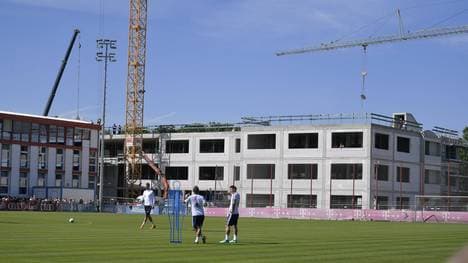 Auf dem Trainingsgelände der Bayern an der Säbener Straße wird kräftig gebaut