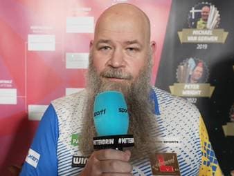 Andreas Harryson sorgte für die erste Überraschung bei der Darts WM 2026 und spricht danach mit SPORT1 über das Spiel und die Matchdarts gegen sich.