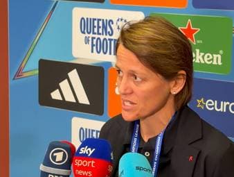 Die Frauen des FC Bayern erkämpfen sich ein 1:1 im Halbfinal-Hinspiel gegen den FC Barcelona. Dabei fliegen sowohl Franziska Kett als auch Trainer Jose Barcala mit Rot vom Platz. Für die Direktorin der Frauenmannschaft, Bianca Rech, sind diese Entscheidungen aber nicht verständlich.